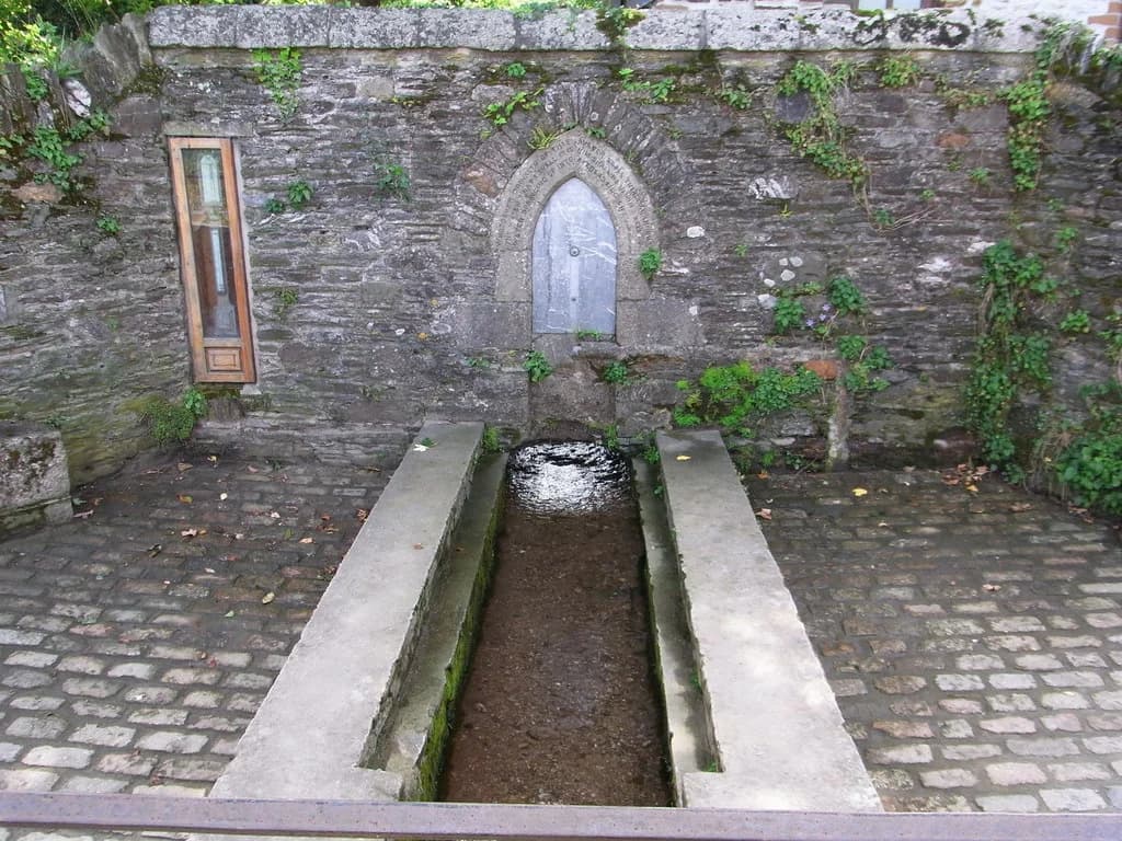 Noss Mayo Village Hall: Well, adjacent to Village Hall, Noss Mayo