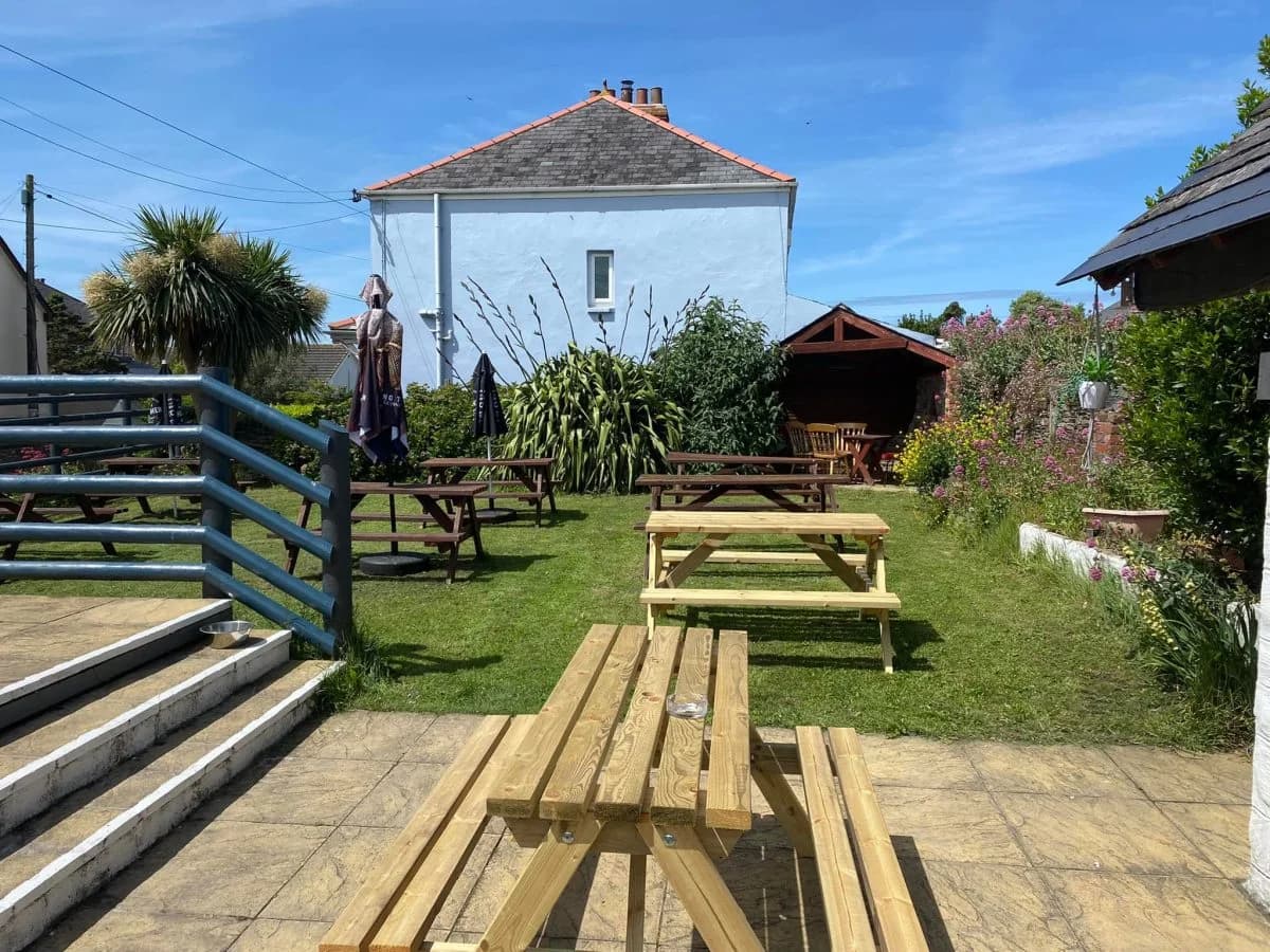 The white lion Braunton
